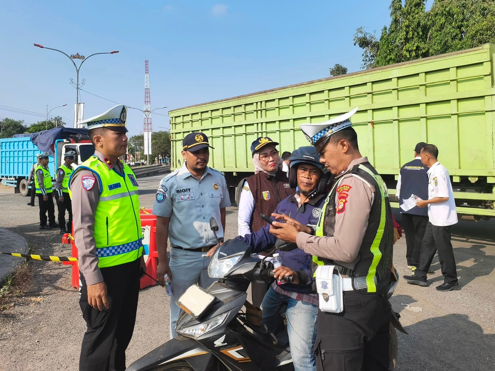 Operasi Gabungan di Tugu Pepadun, Sinergi Antarinstansi Dorong Kepatuhan Pajak dan Tertib Berlalu Lintas