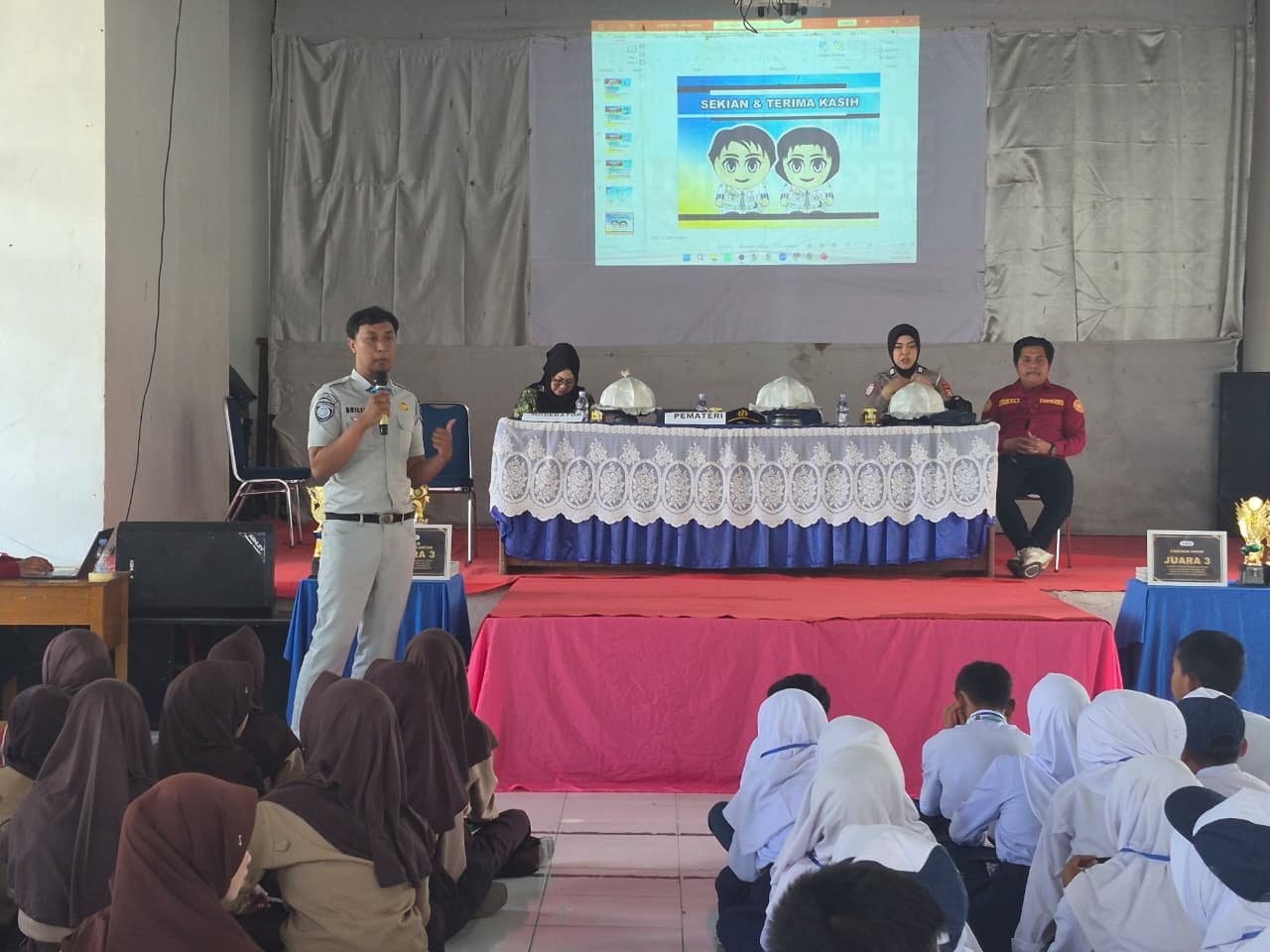 Edukasi Tertib Lalu Lintas, Jasa Raharja dan Satlantas Bina Patroli Keamanan Sekolah di SMPN 7 Watampone