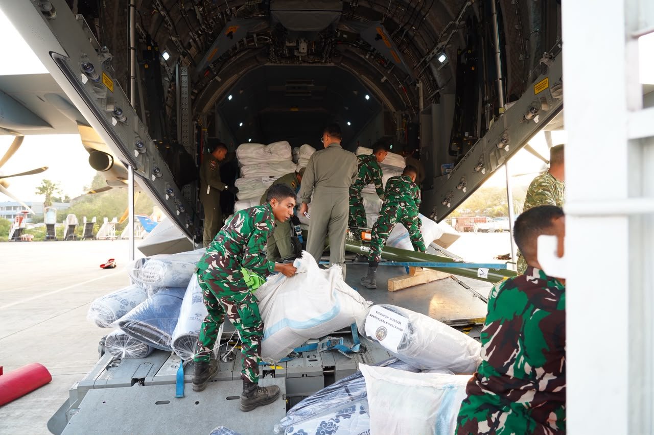 Menhan Salurkan 20 Ton Bantuan Logistik untuk Korban Gempa NTT