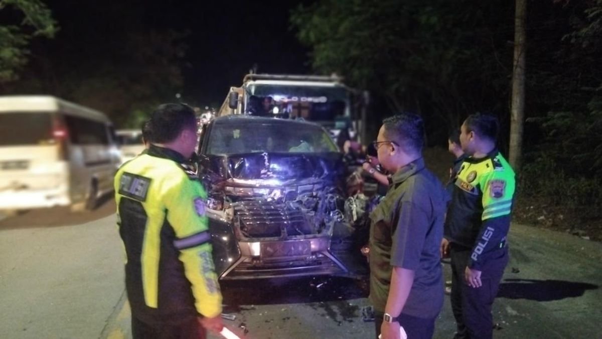 Kiai Anwar Zahid Kecelakaan di Bojonegoro, Mobil Alphard Ditabrak Truk Trailer