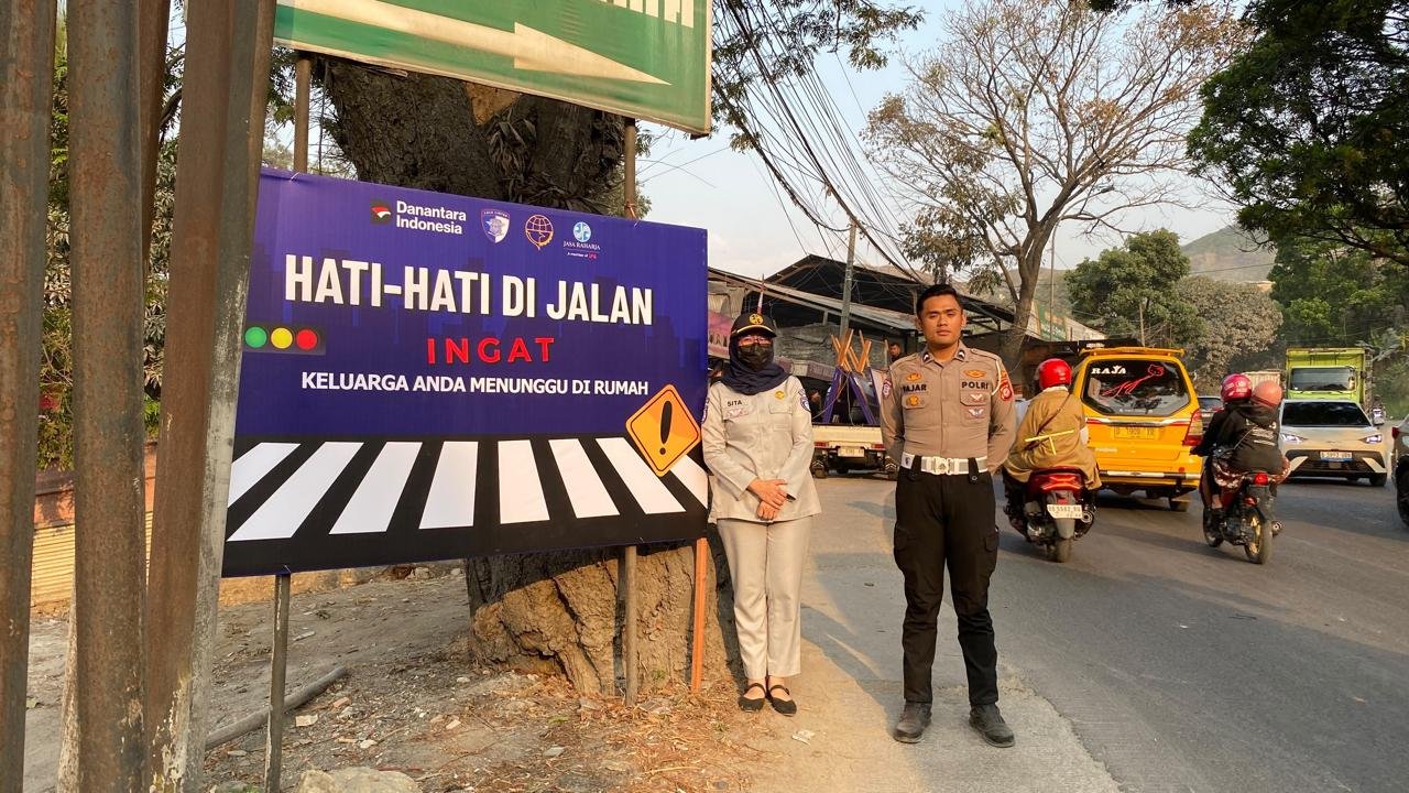 Sinergi Jasa Raharja dan Satlantas Polres Cimahi, Sampaikan Pesan Keselamatan di Sejumlah Titik Rawan Sinergi Jasa Raharja dan Satlantas Polres Cimahi, Sampaikan Pesan Keselamatan di Sejumlah Titik Rawan