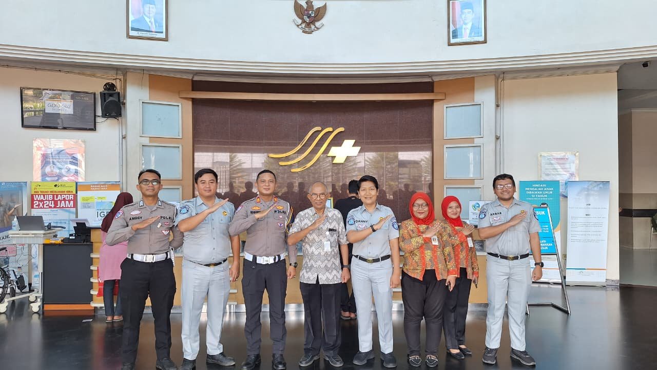 Memperkuat Budaya Customer Centric, PT Jasa Raharja (Persero) Cirebon Peringati Hari Pelanggan Nasional dengan Kunjungan Kepada Korban Kecelakaan Lalu Lintas di RS Mitra Plumbon Kab Cirebon Memperkuat Budaya Customer Centric, PT Jasa Raharja (Persero) Cirebon Peringati Hari Pelanggan Nasional dengan Kunjungan Kepada Korban Kecelakaan Lalu Lintas di RS Mitra Plumbon Kab Cirebon
