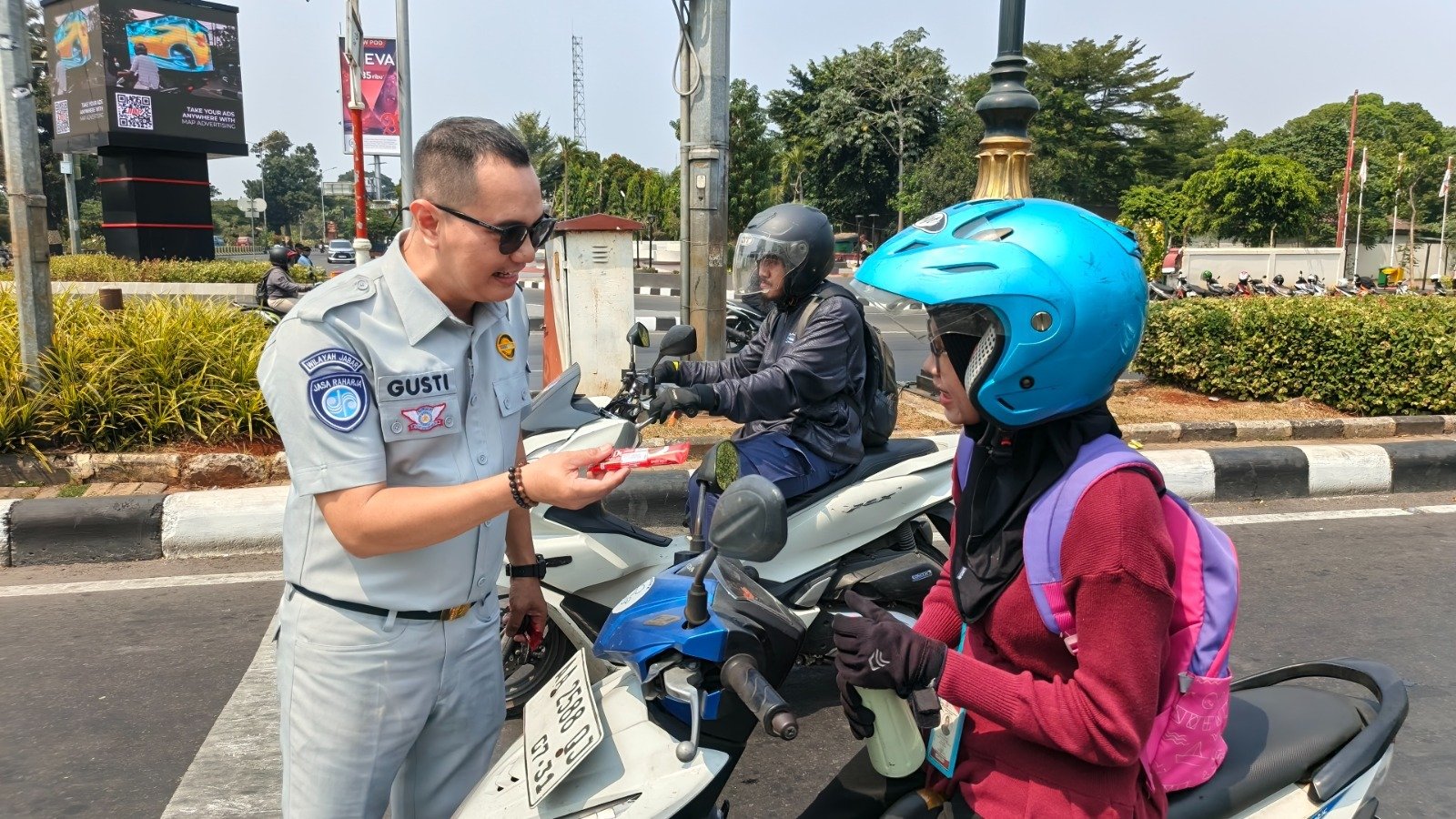 Jasa Raharja Bogor Hadirkan Safety Campaign Bersama Satlantas Polres Bogor, Ajak Pengguna Jalan di Simpang Cibinong City Mall Utamakan Keselamatan Jasa Raharja Bogor Hadirkan Safety Campaign Bersama Satlantas Polres Bogor, Ajak Pengguna Jalan di Simpang Cibinong City Mall Utamakan Keselamatan