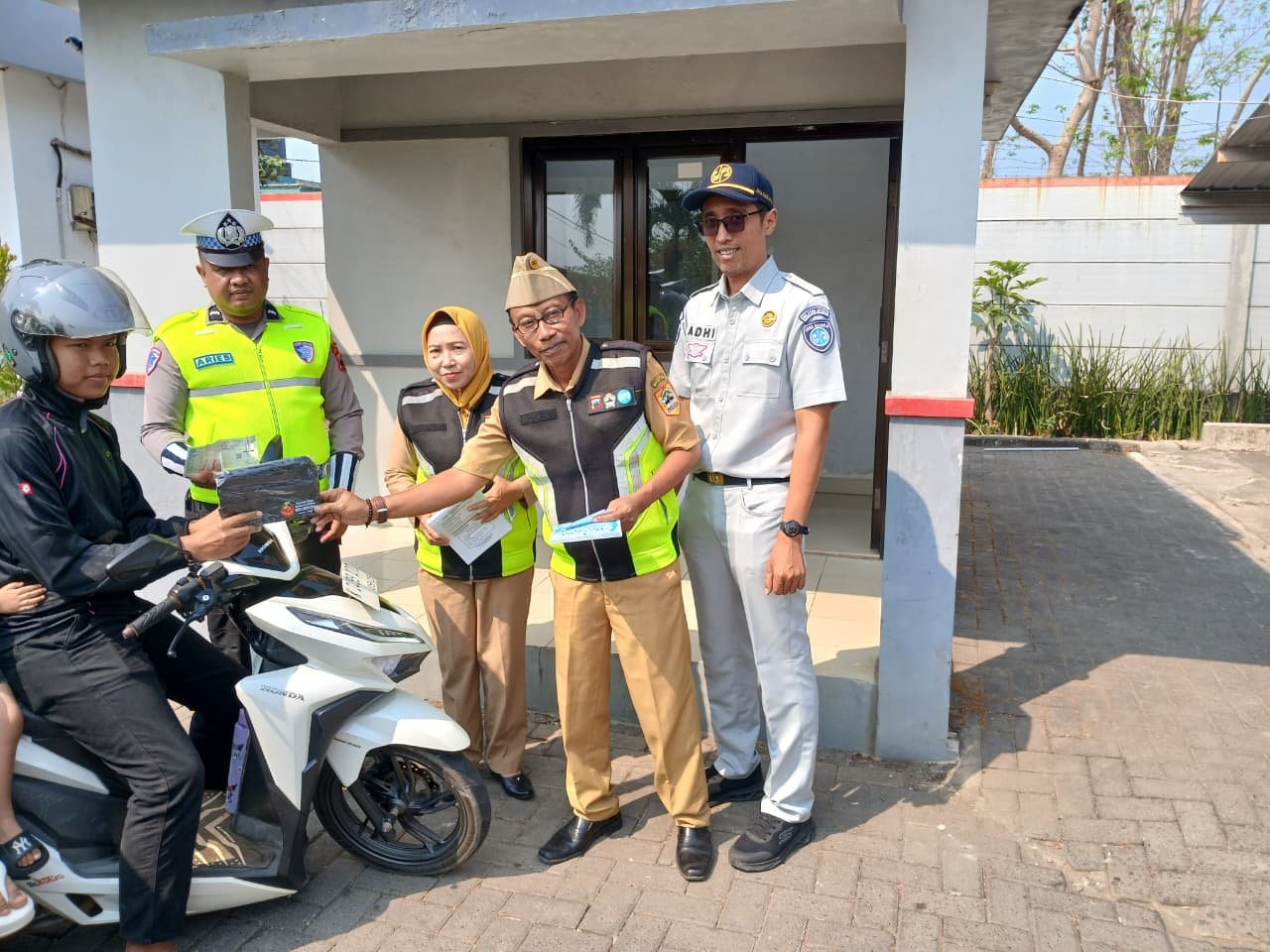 Tim Pembina Samsat Jepara Sosialisasikan Kepatuhan Pajak dan Kelengkapan Berkendara Tim Pembina Samsat Jepara Sosialisasikan Kepatuhan Pajak dan Kelengkapan Berkendara