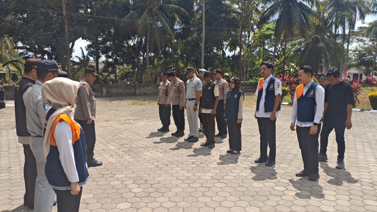 Operasi Gabungan Tim Pembina Samsat Banyuwangi di Siliragung, Edukasi Keselamatan dan Kepatuhan Pajak Kendaraan Operasi Gabungan Tim Pembina Samsat Banyuwangi di Siliragung, Edukasi Keselamatan dan Kepatuhan Pajak Kendaraan