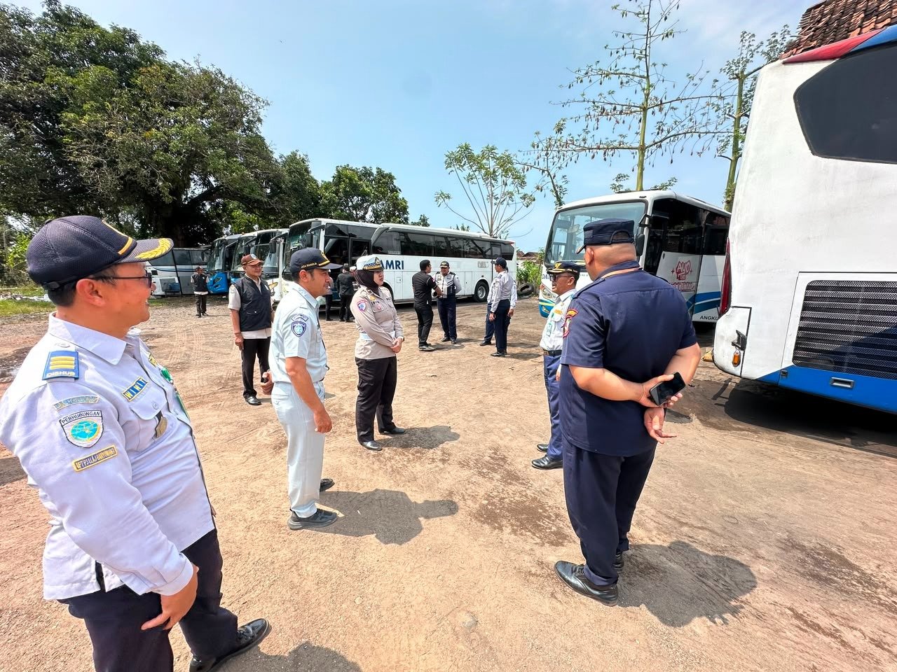 Perkuat Keselamatan Angkutan Umum, Dishub Jatim, Jasa Raharja dan Satlantas Polres Banyuwangi Gelar Ramp Check di Pool DAMRI Perkuat Keselamatan Angkutan Umum, Dishub Jatim, Jasa Raharja dan Satlantas Polres Banyuwangi Gelar Ramp Check di Pool DAMRI