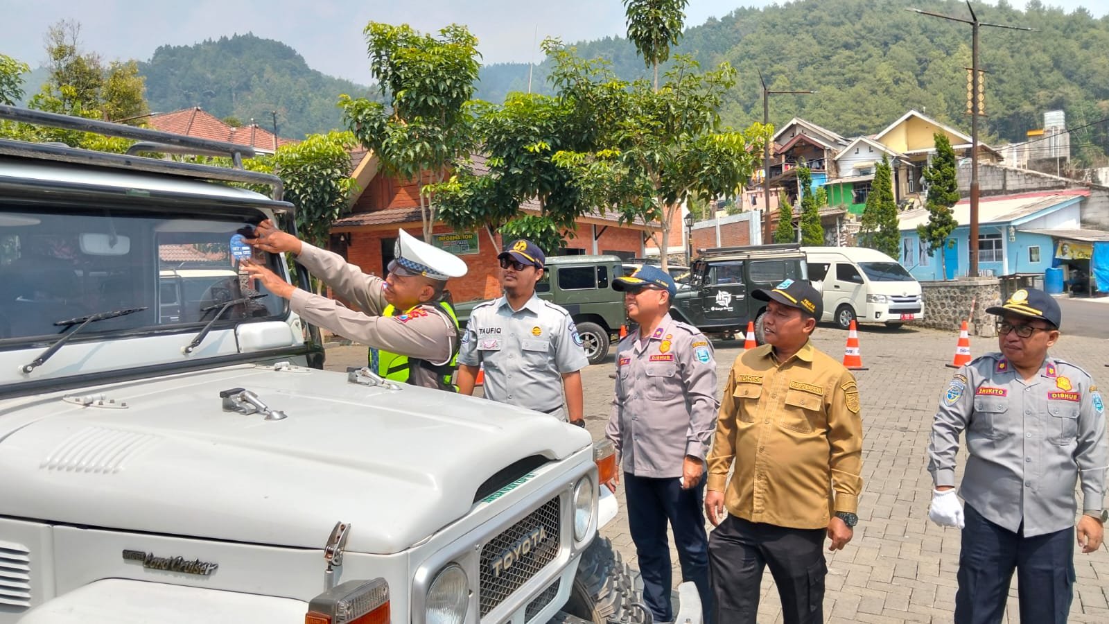 Jaga Keselamatan Wisatawan, Jasa Raharja dan Dinas Perhubungan Probolinggo Ramp Check Jeep Wisata Bromo. Jaga Keselamatan Wisatawan, Jasa Raharja dan Dinas Perhubungan Probolinggo Ramp Check Jeep Wisata Bromo.