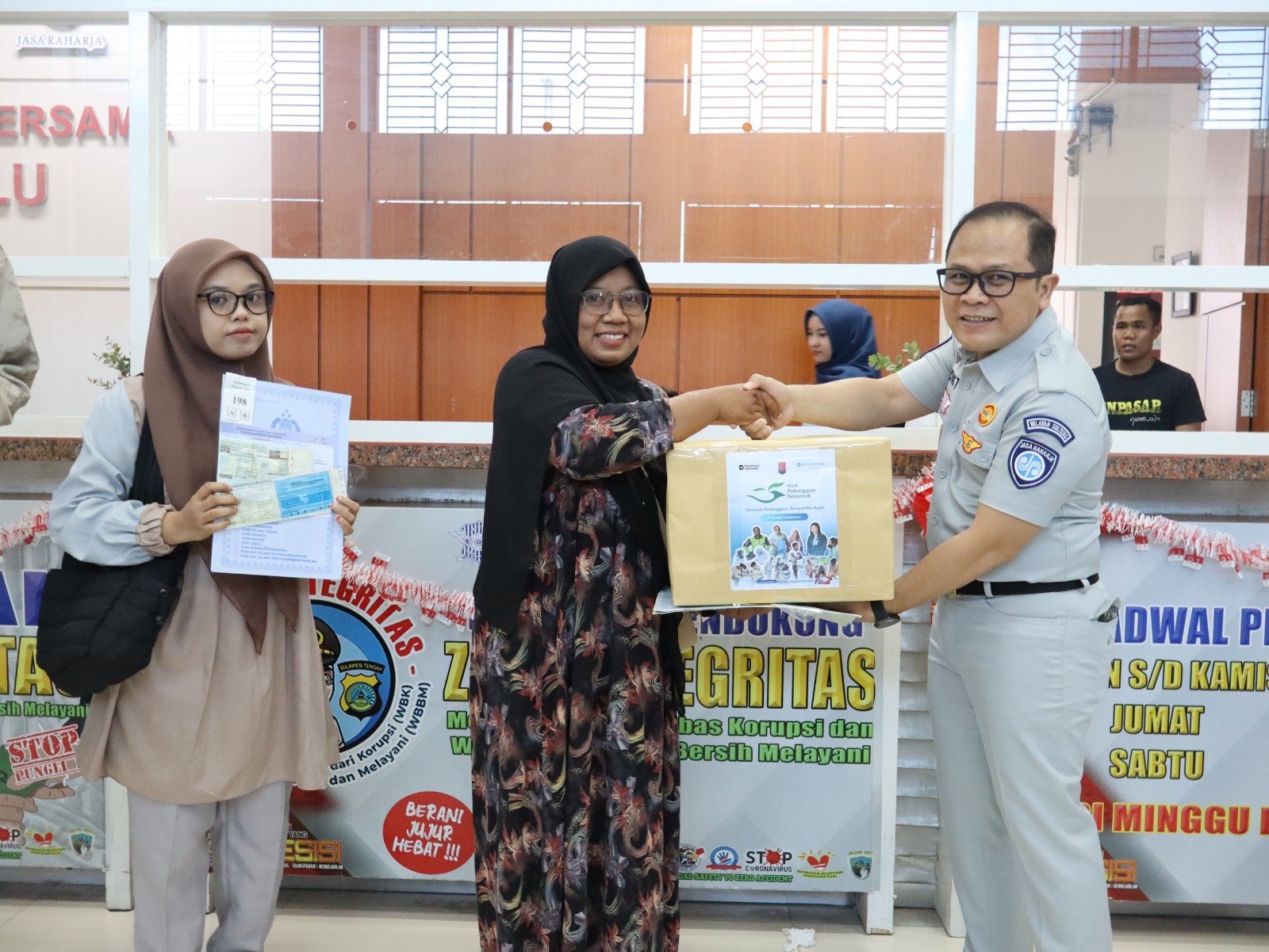 Peringati Hari Pelanggan Nasional, Jasa Raharja Kanwil Sulawesi Tengah Beri Apresiasi kepada Wajib Pajak dan Hadirkan Jasfren Peduli Peringati Hari Pelanggan Nasional, Jasa Raharja Kanwil Sulawesi Tengah Beri Apresiasi kepada Wajib Pajak dan Hadirkan Jasfren Peduli