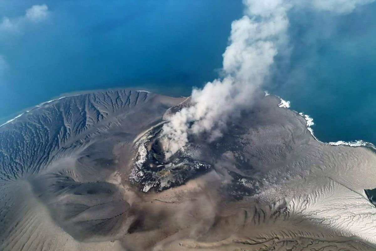 Anak Krakatau Erupsi 3 Kali, Abu Vulkanik Diprakirakan Menjauhi Indonesia Anak Krakatau Erupsi 3 Kali, Abu Vulkanik Diprakirakan Menjauhi Indonesia
