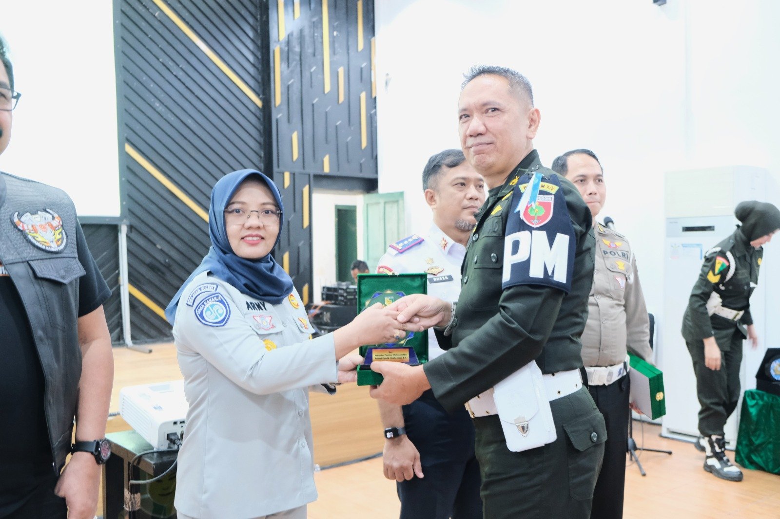 Jasa Raharja Sulsel Gelar Sosialisasi Safety Driving Bersama 200 Personel TNI AD di Mapomdam XIV/Hasanuddin Jasa Raharja Sulsel Gelar Sosialisasi Safety Driving Bersama 200 Personel TNI AD di Mapomdam XIV/Hasanuddin