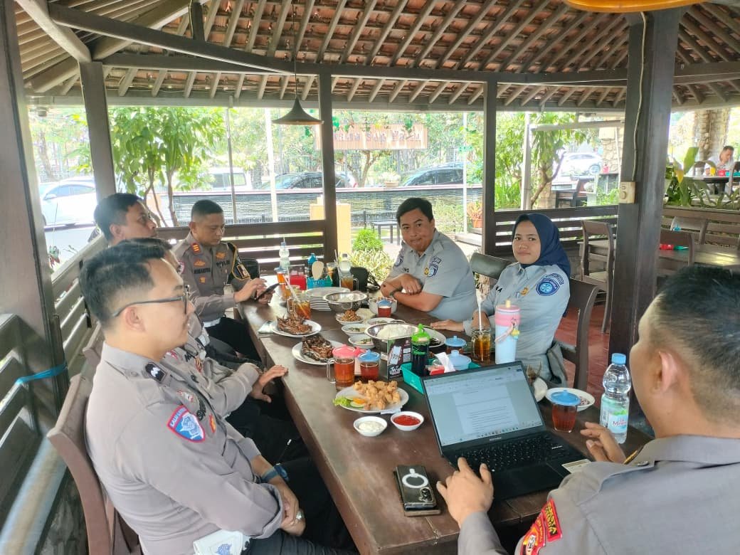 Upaya Peningkatan Keselamatan Lalu Lintas, PT Jasa Raharja (Persero) Cabang Cirebon Gelar Forum Komunikasi Lalu Lintas (FKLL) di Polresta Cirebon dan Polres Cirebon Kota Upaya Peningkatan Keselamatan Lalu Lintas, PT Jasa Raharja (Persero) Cabang Cirebon Gelar Forum Komunikasi Lalu Lintas (FKLL) di Polresta Cirebon dan Polres Cirebon Kota
