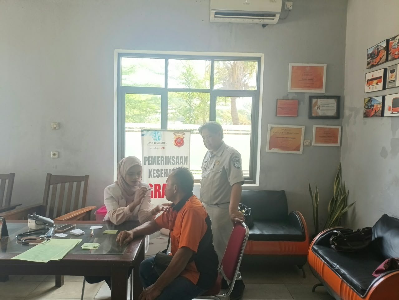 Tingkatkan Keselamatan dan apresiasi, Jasa Raharja Purwakarta Gelar Pemeriksaan Kesehatan Gratis untuk Pengemudi dan Awak Bus PO Dutra Parahyangan (Berlio)