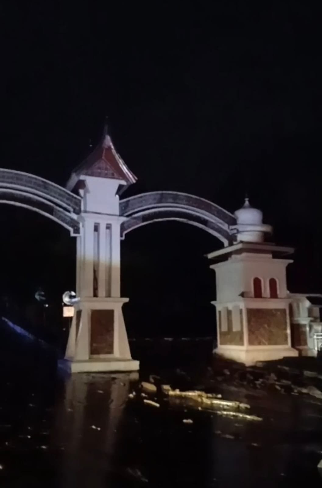 Banjir Bandang Solok Tutup Jalur Padang, Empat Warga Terluka Banjir Bandang Solok Tutup Jalur Padang, Empat Warga Terluka