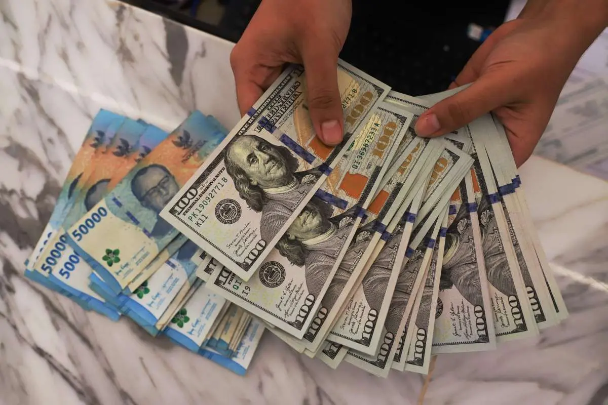 Rupiah Menguat ke Rp17.605 per Dolar AS pada Senin Rupiah Menguat ke Rp17.605 per Dolar AS pada Senin