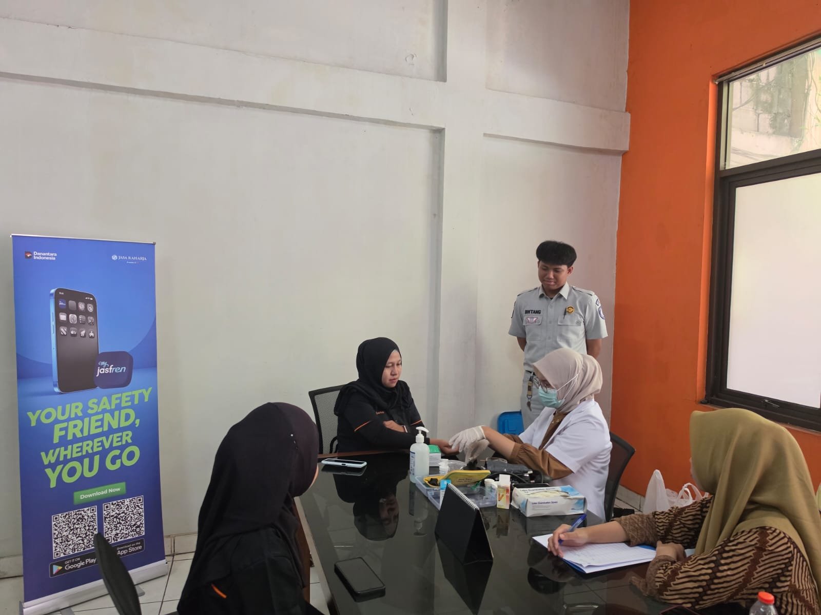 Apresiasi kepada PO Berlio, Jasa Raharja Karawang Adakan Pemeriksaan Kesehatan Gratis untuk Pengemudi