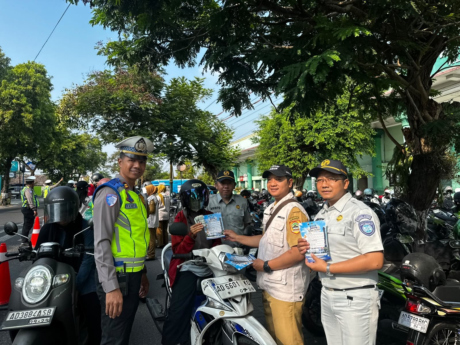 Tim Pembina Samsat Klaten Sosialisasikan Taat Pajak, Keselamatan Lalu Lintas, dan Program Jateng Bebas Denda Tim Pembina Samsat Klaten Sosialisasikan Taat Pajak, Keselamatan Lalu Lintas, dan Program Jateng Bebas Denda