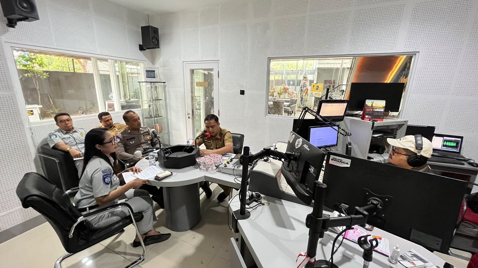 Glorifikasi Program Jateng Bebas Sanksi, Tim Pembina Samsat Karanganyar Perluas Edukasi melalui Talkshow Solo Radio Glorifikasi Program Jateng Bebas Sanksi, Tim Pembina Samsat Karanganyar Perluas Edukasi melalui Talkshow Solo Radio