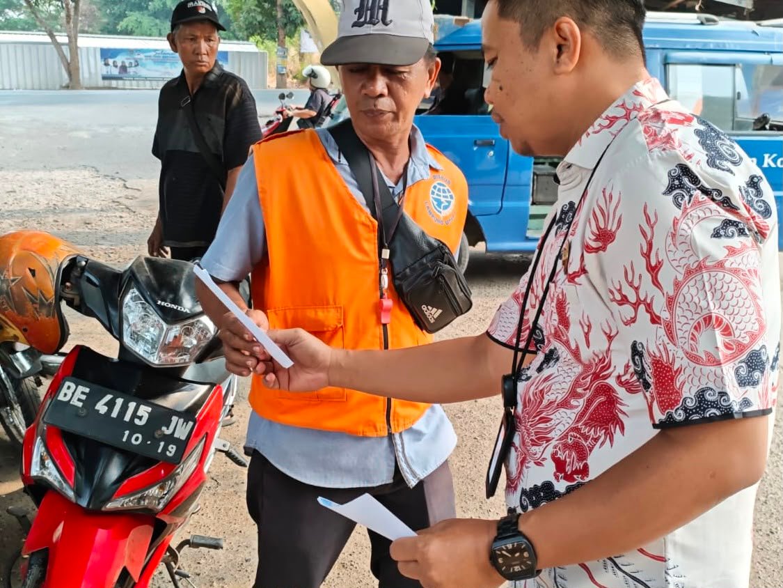Jasa Raharja dan Tim Samsat Kotabumi Dekatkan Informasi Keringanan Pajak kepada Warga Pasar Central