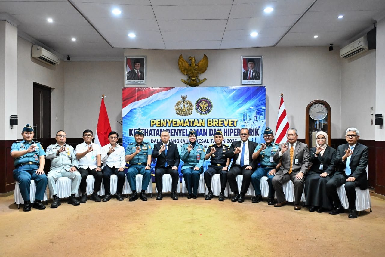 Kepala PT Jasa Raharja (Persero) kantor Wilayah Utama DKI Jakarta Terima Brevet Kehormatan Kesehatan Penyelaman dan Hiperbarik dalam Rangka Hari Kesehatan Angkatan Laut