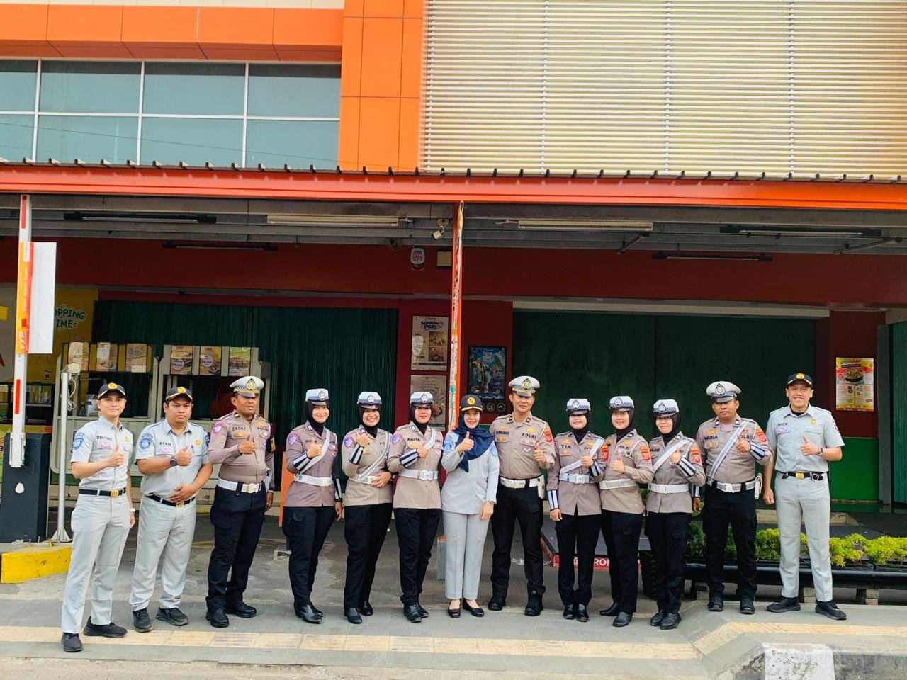 Jasa Raharja Indramayu Bersama Unit Lantas Polres Indramayu Gelar Aksi Simpatik, Sampaikan Pesan Keselamatan kepada Pengguna Jalan Jasa Raharja Indramayu Bersama Unit Lantas Polres Indramayu Gelar Aksi Simpatik, Sampaikan Pesan Keselamatan kepada Pengguna Jalan