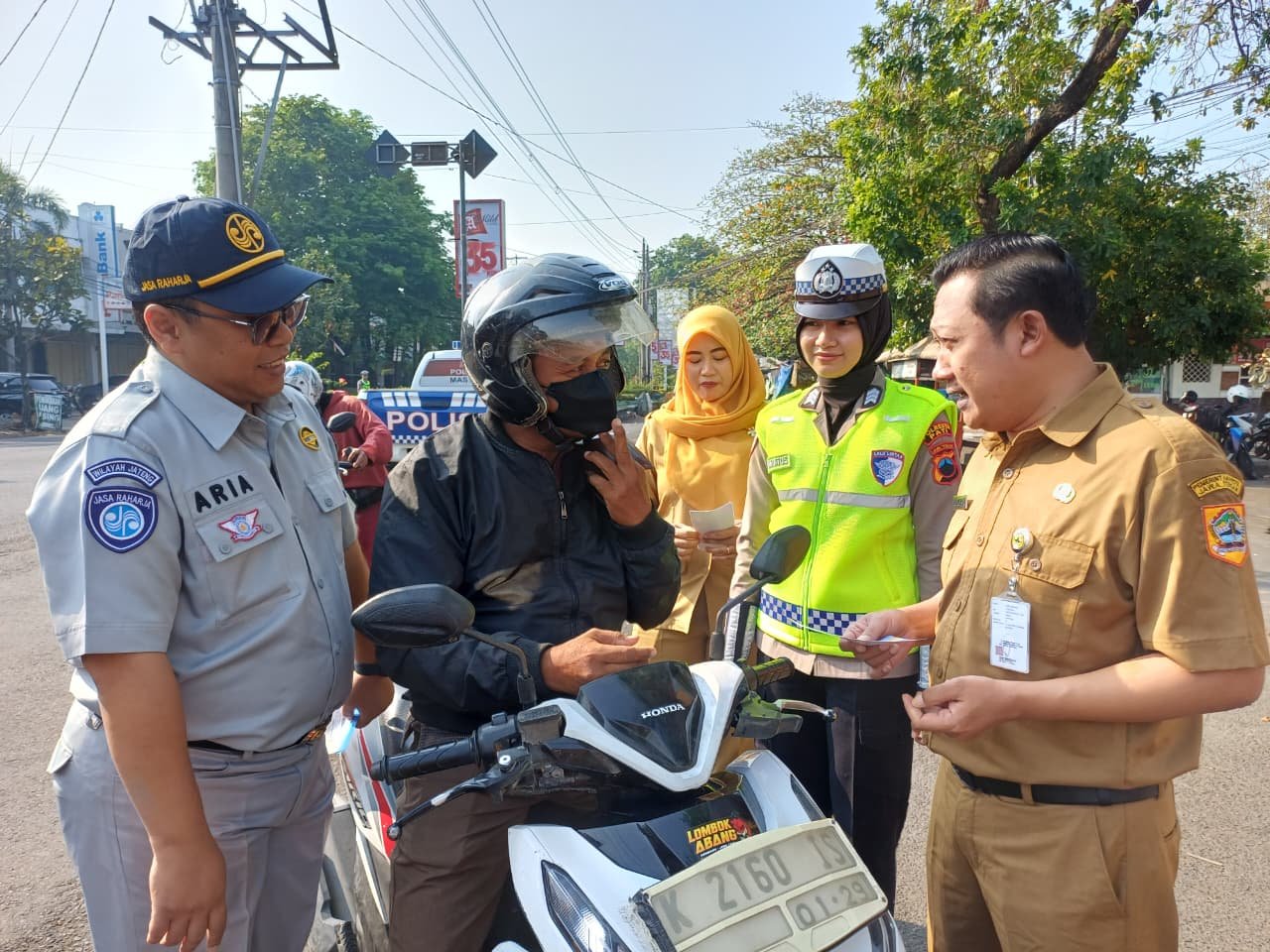 Tim Pembina Samsat Pati Perkuat Edukasi Kepatuhan Pajak dan Sosialisasikan Program Jateng Bebas Tim Pembina Samsat Pati Perkuat Edukasi Kepatuhan Pajak dan Sosialisasikan Program Jateng Bebas