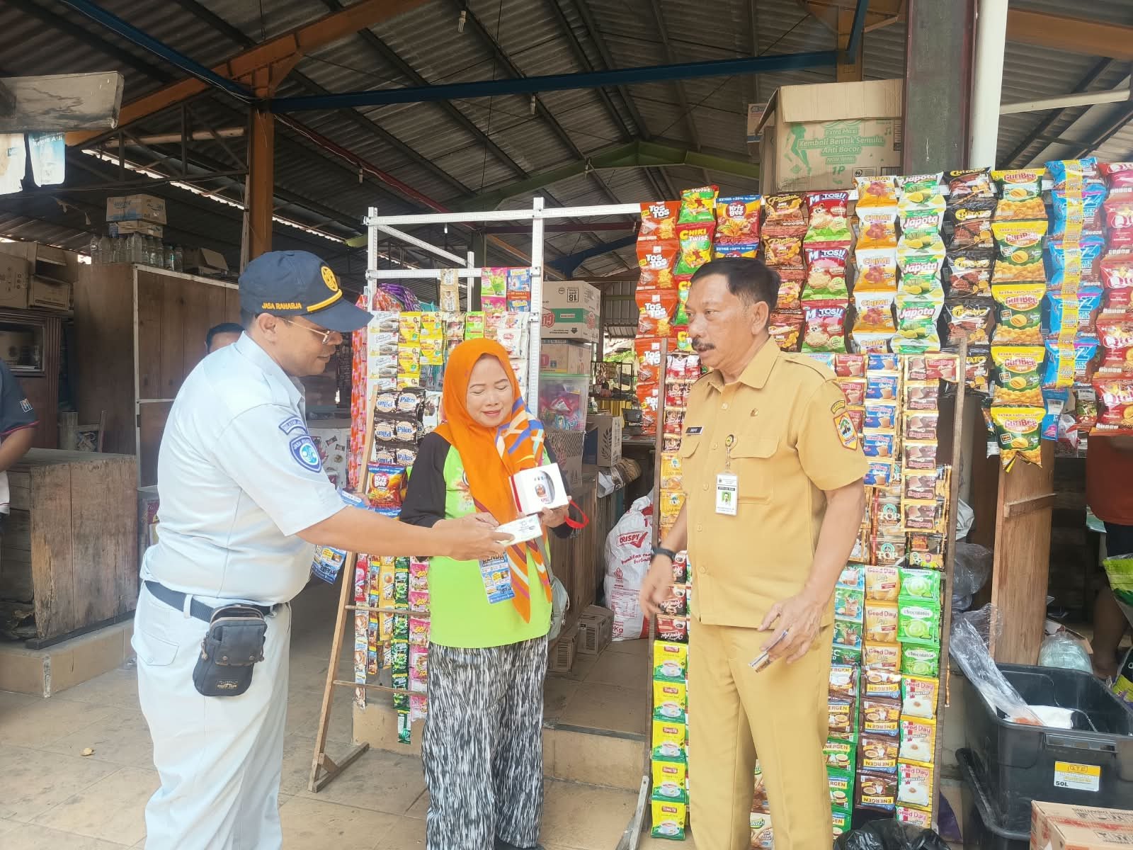 Tim Pembina samsat Slawi Perluas Edukasi Program Jateng Bebas di Pasar Tradisional Pesayangan Tim Pembina samsat Slawi Perluas Edukasi Program Jateng Bebas di Pasar Tradisional Pesayangan