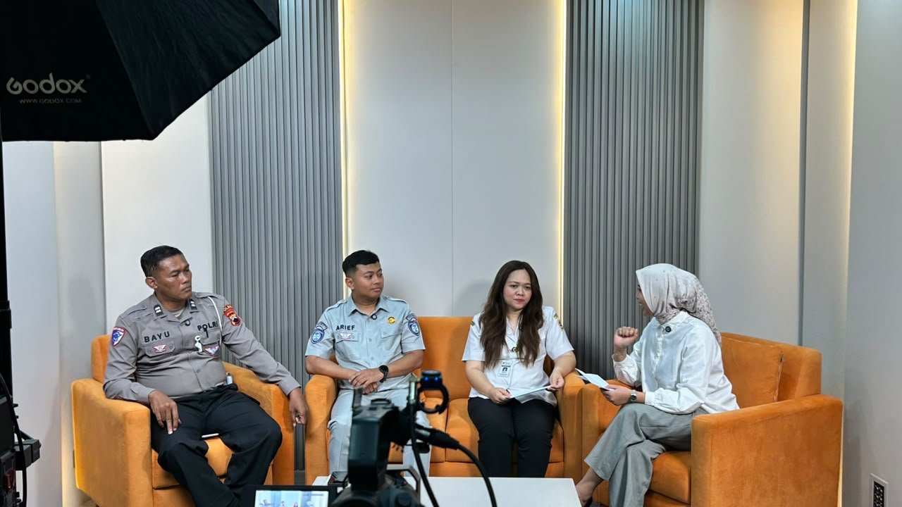 Tim Pembina Samsat Semarang II Perkuat Edukasi Jateng Bebas melalui Talkshow di Studio Kominfo Tim Pembina Samsat Semarang II Perkuat Edukasi Jateng Bebas melalui Talkshow di Studio Kominfo