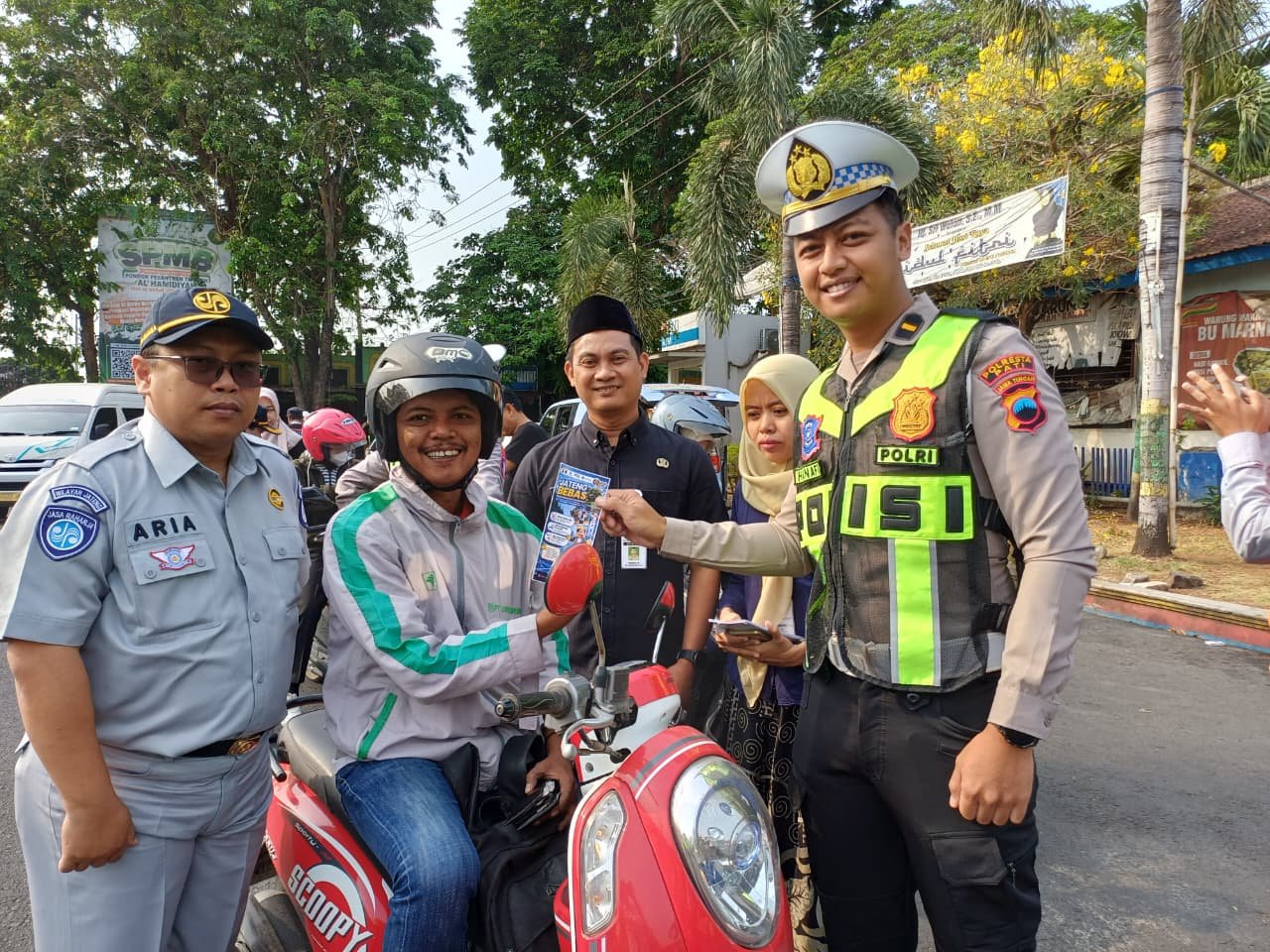 Tim Pembina Samsat Pati Perkuat Sinergi Lintas Instansi, Dorong Kepatuhan Pajak Kendaraan melalui Sosialisasi di Terminal Kembang Joyo Tim Pembina Samsat Pati Perkuat Sinergi Lintas Instansi, Dorong Kepatuhan Pajak Kendaraan melalui Sosialisasi di Terminal Kembang Joyo
