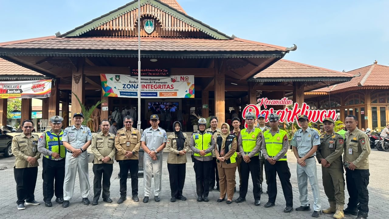 Tim Pembina Samsat Surakarta Gelar Operasi Gabungan dan Sosialisasikan Program Jateng Bebas Sanksi Tim Pembina Samsat Surakarta Gelar Operasi Gabungan dan Sosialisasikan Program Jateng Bebas Sanksi