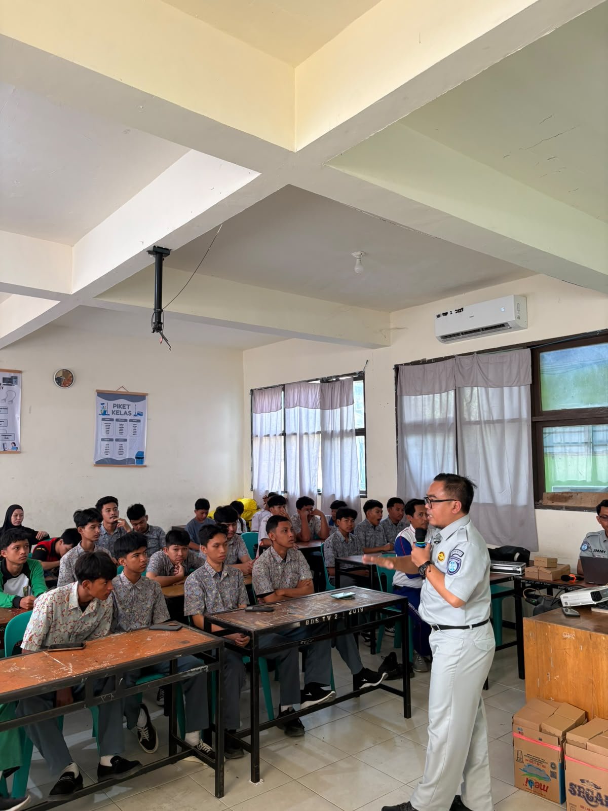 Jasa Raharja Sulawesi Tengah Edukasi Pelajar SMK 1 Muhammadiyah Palu melalui Program Pelajar Peduli Keselamatan Jasa Raharja Sulawesi Tengah Edukasi Pelajar SMK 1 Muhammadiyah Palu melalui Program Pelajar Peduli Keselamatan