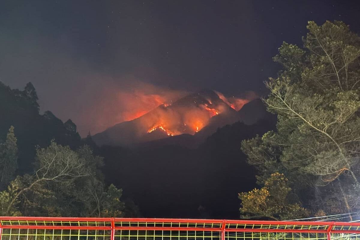 Karhutla Gunung Lawu Meluas hingga 490 Hektare, Tiga Jalur Pendakian Ditutup