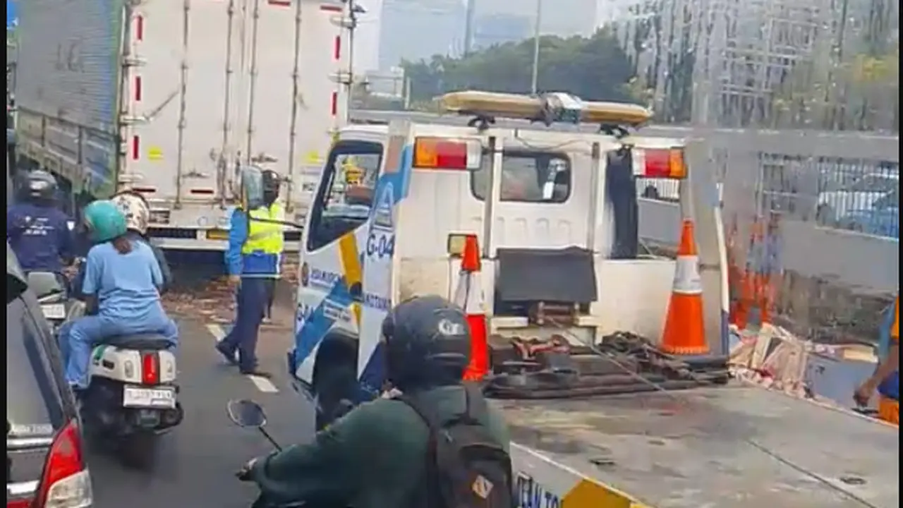 Dua Truk Kecelakaan di Depan Gedung DPR, Muatan Berserakan dan Lalu Lintas Macet Dua Truk Kecelakaan di Depan Gedung DPR, Muatan Berserakan dan Lalu Lintas Macet