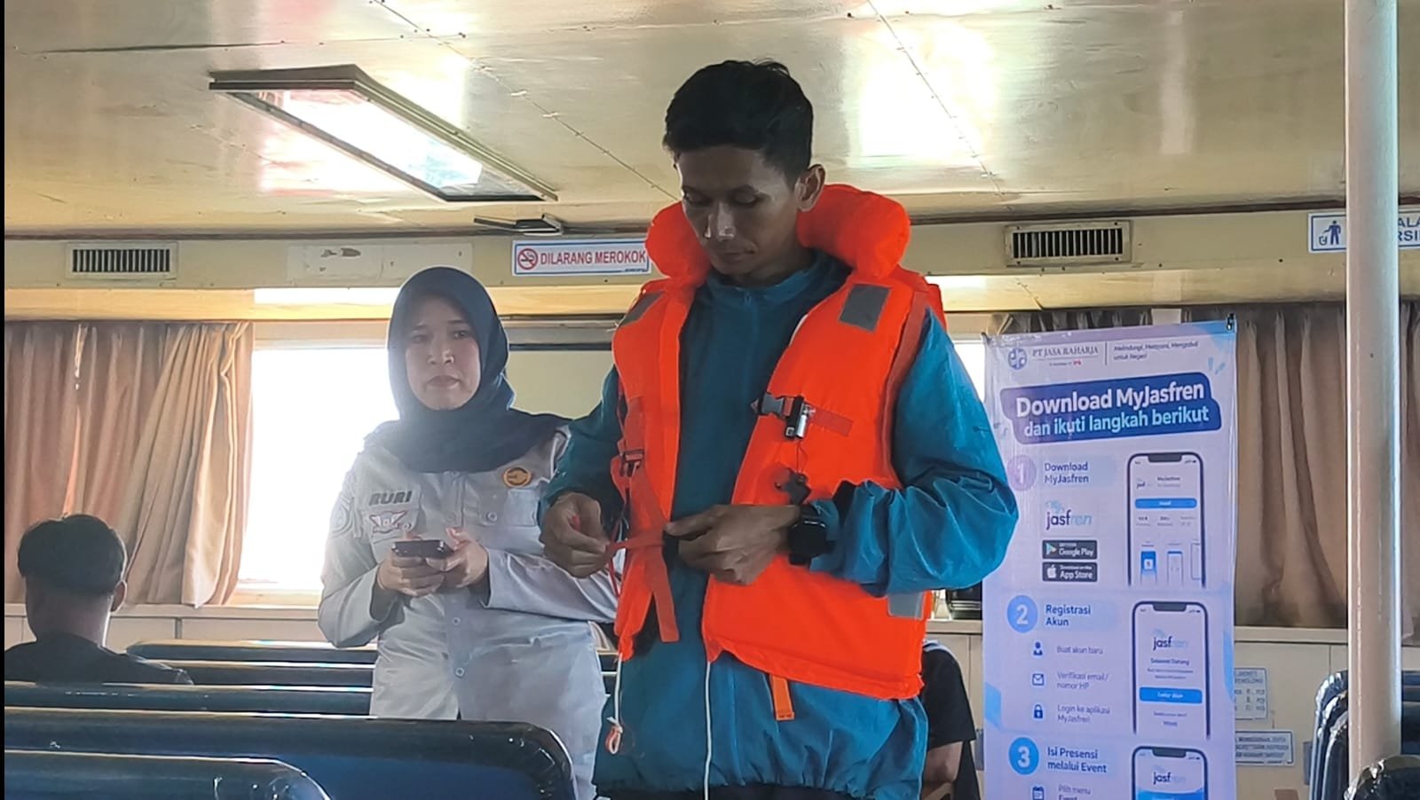 Jasa Raharja Dorong Peningkatan Kesadaran Keselamatan Penumpang melalui Sosialisasi Sarana Keselamatan dan Penggunaan Tiket Resmi di Pelabuhan Bajoe Jasa Raharja Dorong Peningkatan Kesadaran Keselamatan Penumpang melalui Sosialisasi Sarana Keselamatan dan Penggunaan Tiket Resmi di Pelabuhan Bajoe