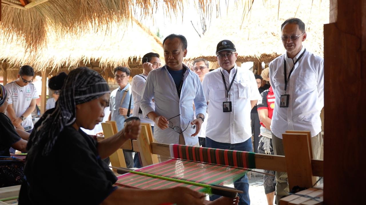 Jasaraharja Putera Dukung Pemulihan Desa Adat Sade, Perkuat Keberlanjutan Pariwisata Jasaraharja Putera Dukung Pemulihan Desa Adat Sade, Perkuat Keberlanjutan Pariwisata