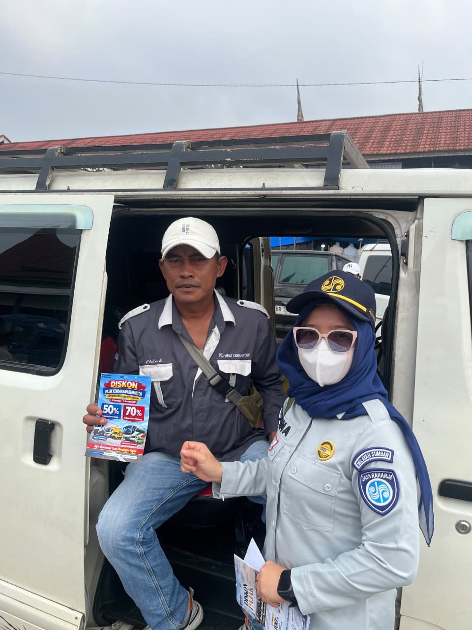 Jasa Raharja Sumbar Bagikan Masker dan Sosialisasikan Diskon Pajak Kendaraan Umum di Terminal Aur Kuning