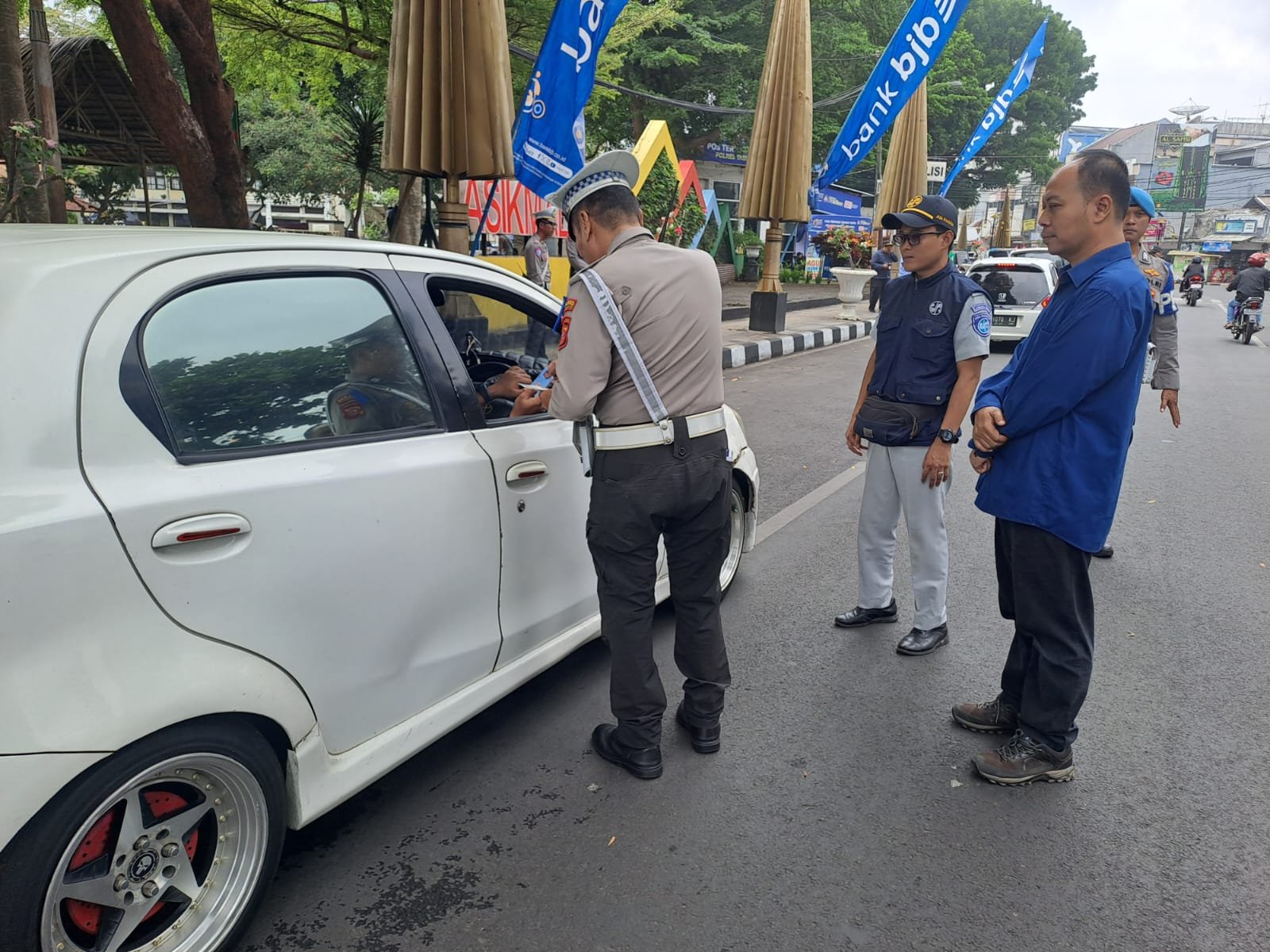 Tingkatkan Kepatuhan Pajak Kendaraan, Jasa Raharja Bersama Tim Pembina Samsat Gelar Pemeriksaan Kendaraan di Taman Kota Tasikmalaya