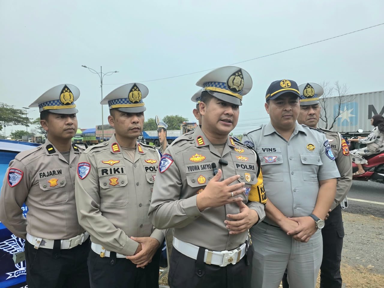Tingkatkan Keselamatan Lalu Lintas, PT Jasa Raharja Cabang Cirebon Bersama Kasat Lantas Polresta Cirebon Pasang Replika Mobil PJR dan Patung Polisi di Titik Black Spot Kab Cirebon